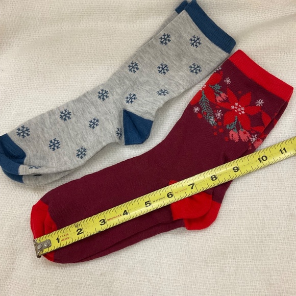 Women’s NWOT Socks Snowflakes/Poinsettias - Picture 4 of 6